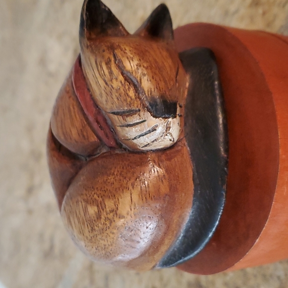 Hand carved wooden sleeping cat box - Picture 9 of 12
